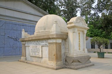 Shijiazhuang - 28 Nisan 2015 'te Kuzey Çin askeri şehit mezarlığındaki Norman Bethune mezarı, Shijiazhuang şehri, Hebei, Çin