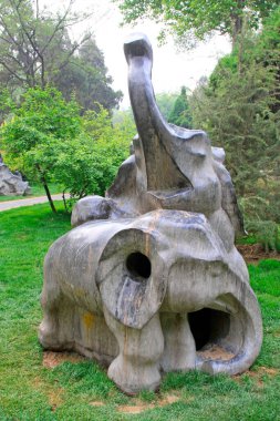 Parkta küçük bir fil heykeli, fotoğrafa yakın çekim.