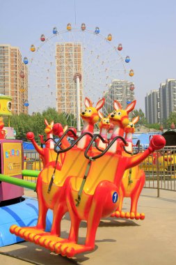 Oyun parkında kırmızı kanguru, fotoğrafa yakın çekim.