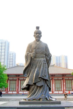 Shijiazhuang - 29 Nisan 2015 tarihinde parktaki antik Çince karakterler heykeli, Shijiazhuang, Çin