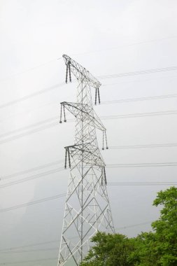 Gökyüzü arka planında elektrik kulesi, çelik güç nakil tesisleri