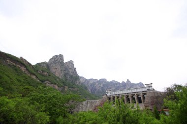 Yuntai Dağı manzaralı rezervuar manzarası, Jiaozuo şehri, Henan bölgesi, Çin.