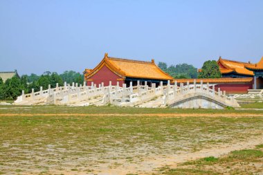 Beyaz mermer taş köprü ve jöleli kiremit çatı, fotoğrafa yakın çekim.