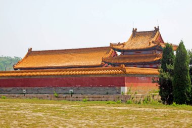 Qing Hanedanlığı 'nın Doğu Kraliyet Mezarlığı' ndaki Çin antik mimari manzarası.