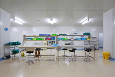 Hastane malzeme odası çalışma istasyonu, fotoğrafa yakın çekim.