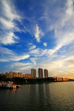 Akşamları nehir manzarası