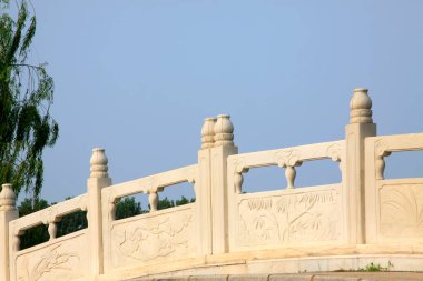 Beyaz mermer korkuluklar, fotoğrafın yakın çekimi.