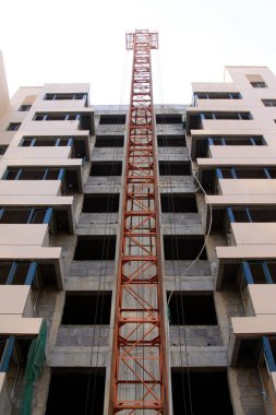 Bitmemiş binalar ve asansörler