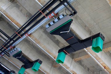 Koridorun yukarısında havalandırma donanımı var.