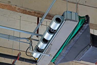 Koridorun yukarısında havalandırma donanımı var.