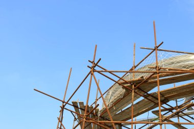Çelik boru iskeleti, fotoğrafa yakın çekim.
