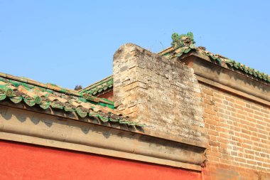 Kırık camlı kiremit duvarlar