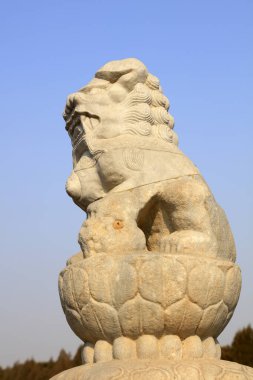 Eski Çin 'de taş aslan heykeli