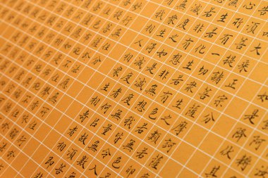 Çin kaligrafisi çalışıyor, fotoğrafa yakın çekim.