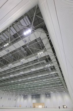 Bir salonda çelik yapı geometri inşaatı