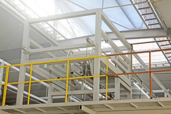 Atölyede mekanik ekipman kirişi var.