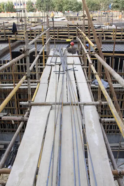 İnşaat alanında ahşap yapı iskelesi, fotoğrafa yakın çekim.