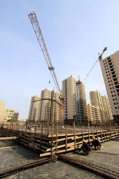 Bir inşaat sahasında ahşap ve çelik boru iskelesi.