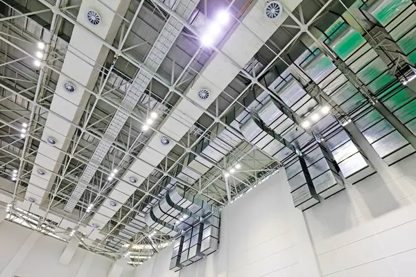 Bir salonda çelik yapı geometri inşaatı