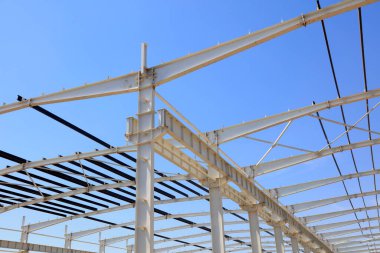 Mavi gökyüzünün altında çelik kiriş bağı, fotoğrafa yakın çekim