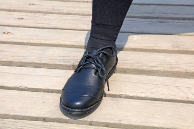 Bayan Siyah Ayakkabı, fotoğrafa yakın çekim.