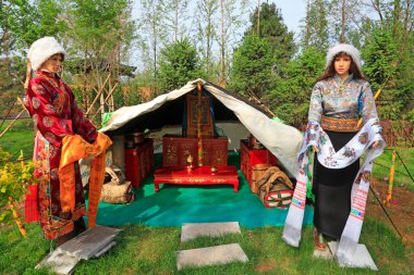 Tangshan City - 15 Mayıs 2016: Moğol insan balmumu heykeli, Tangshan South Lake Park manzarası, Tangshan City, Hebei Eyaleti, Çin