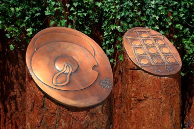 Parktaki bakır heykel