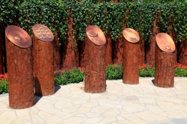 Parktaki bakır heykel