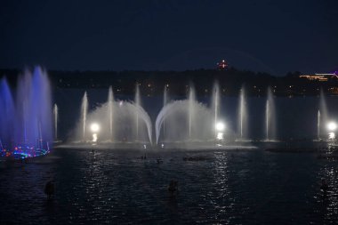 Göldeki müzik çeşmesi, fotoğrafa yakın çekim.