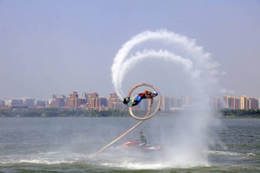 Tangshan - 19 Haziran: Su püskürtme özel efekt performansı, 19 Haziran 2016, Tangshan şehri, Çin