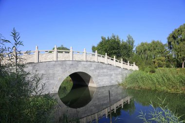 Parktaki taş köprüyü archaize et 