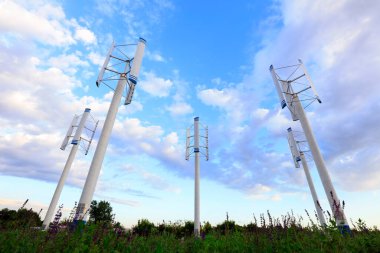 mavi gökyüzünün altında dikey rüzgar türbini