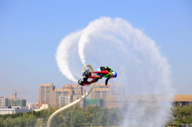 Su, parkta performans sergiliyor.
