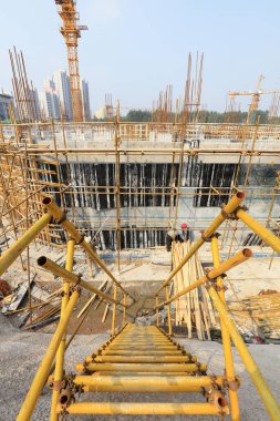 İnşaat alanında çelik boru iskelesi.