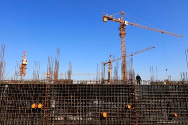 İnşaat alanında çelik parantez ve kule vinç