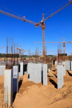 İnşaat alanında beton sütunlar