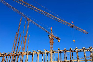 Kule Vinç kolu mavi gökyüzü arka planda