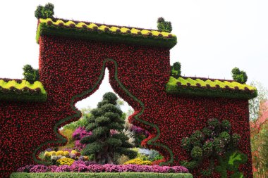 Eşitlikte yeşil bitki heykeli