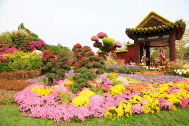 Eşitlikte yeşil bitki heykeli