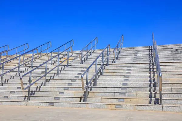 Merdivenler ve paslanmaz çelik korkuluklar