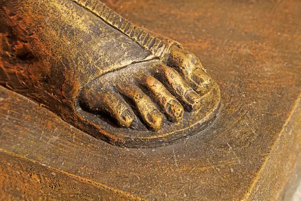 Bakır heykel başparmağı