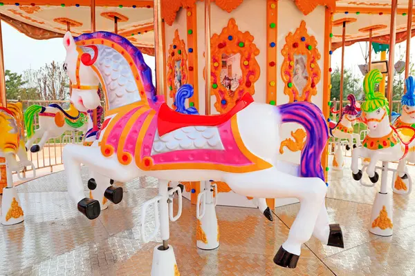 Lunaparkta hayvan modelliği için rota tesisi