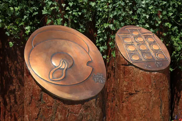 Parktaki bakır heykel