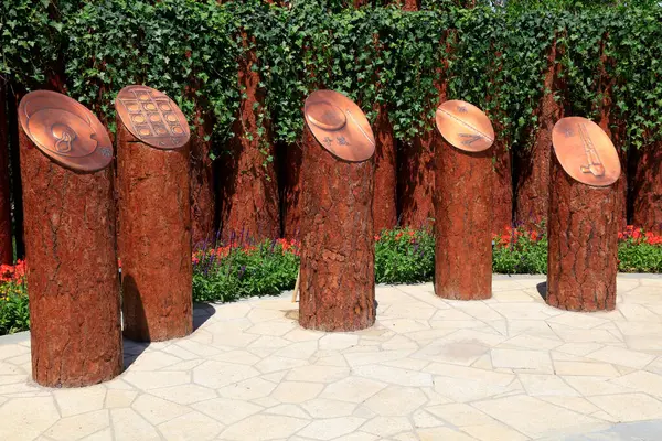 Parktaki bakır heykel