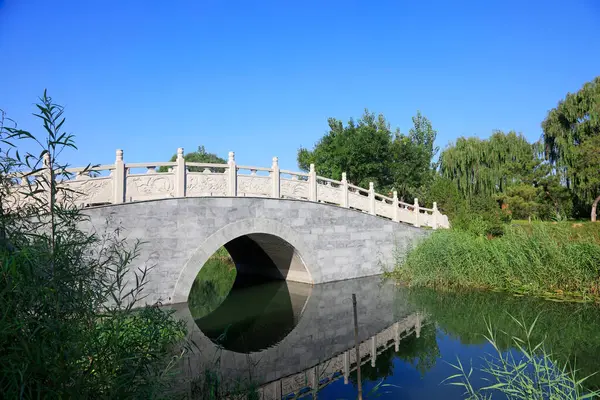 Parktaki taş köprüyü archaize et 