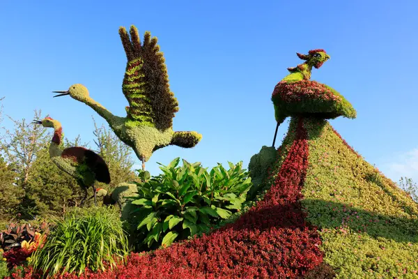 Parkta kuşların yeşil heykel şekli