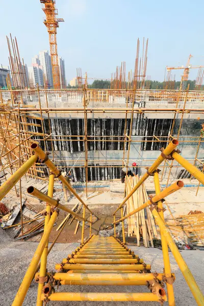 İnşaat alanında çelik boru iskelesi.