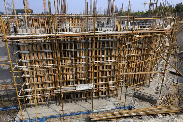 İnşaat alanında çelik boru iskelesi. 