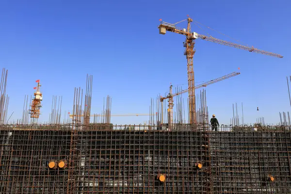 İnşaat alanında çelik parantez ve kule vinç