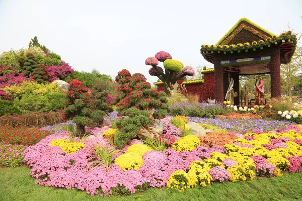 Eşitlikte yeşil bitki heykeli